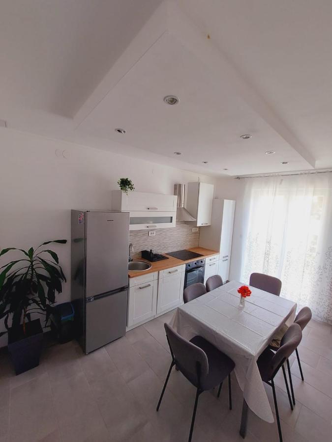 Apartments Mario Primosten Exterior photo